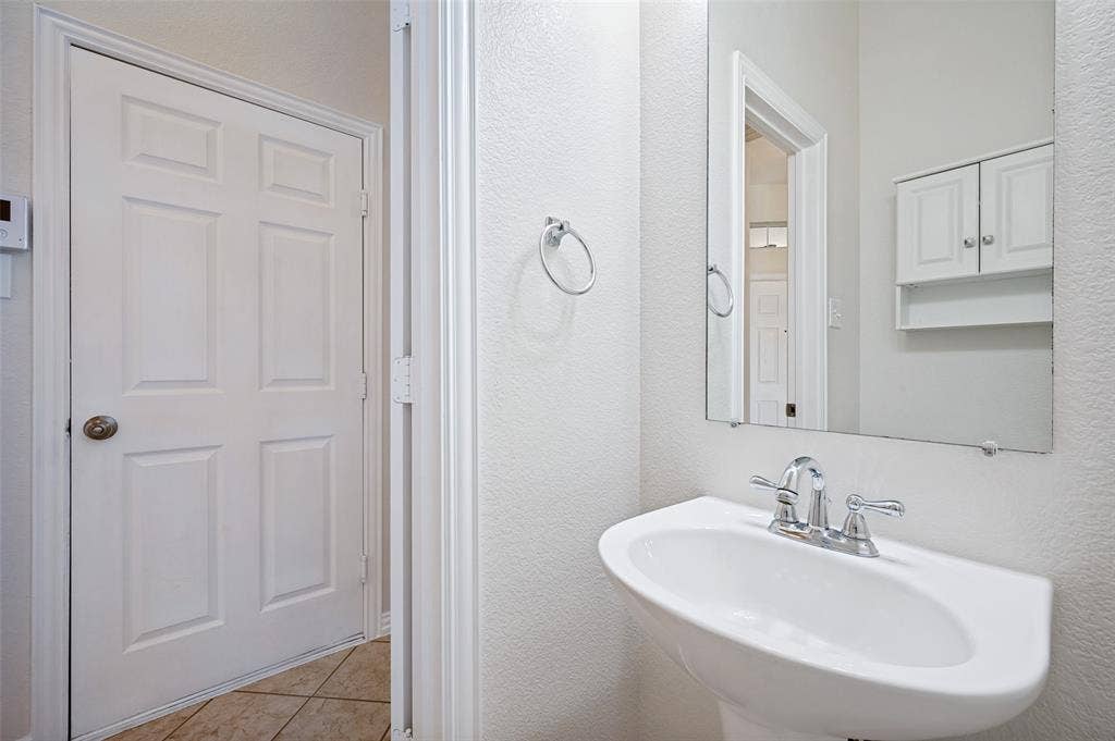 2113 Reston Drive, McKinney, TX 75072 Powder bathroom