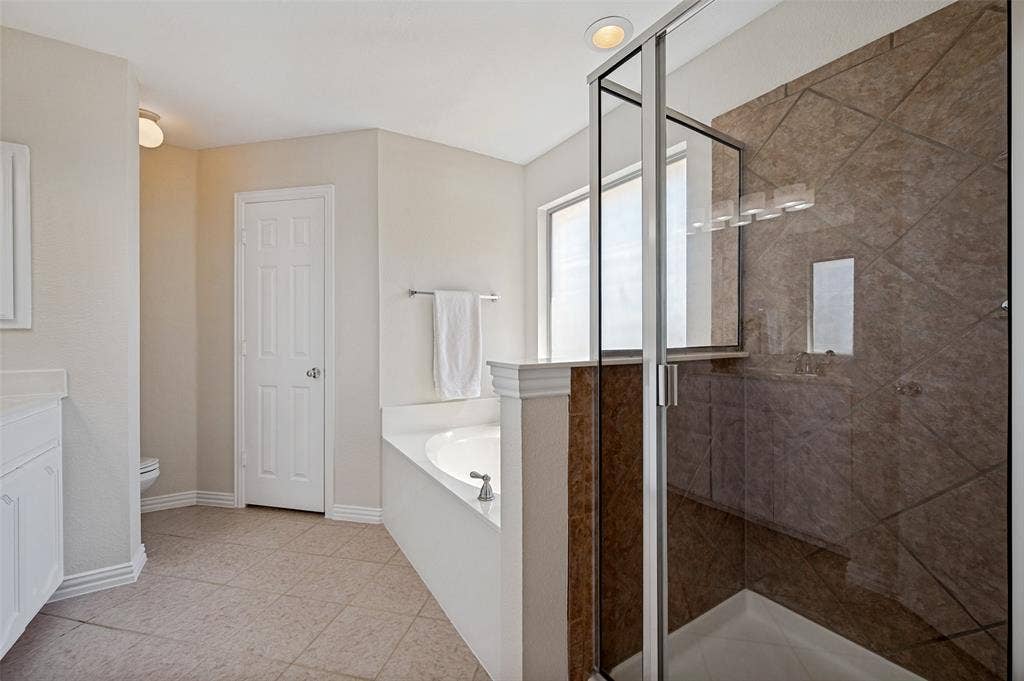 2113 Reston Drive, McKinney, TX 75072 Primary BPrimary Bathroomedroom