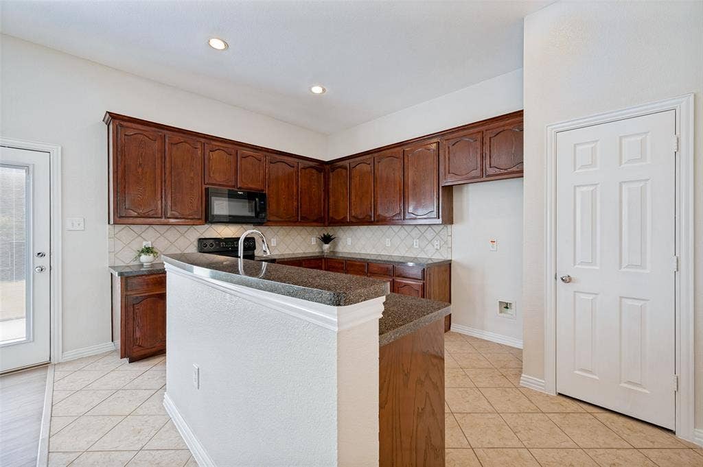 2113 Reston Drive, McKinney, TX 75072 Kitchen with breakfast bar