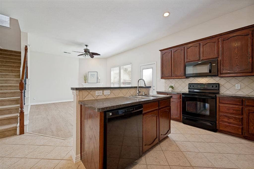 2113 Reston Drive, McKinney, TX 75072 Kitchen with breakfast bar