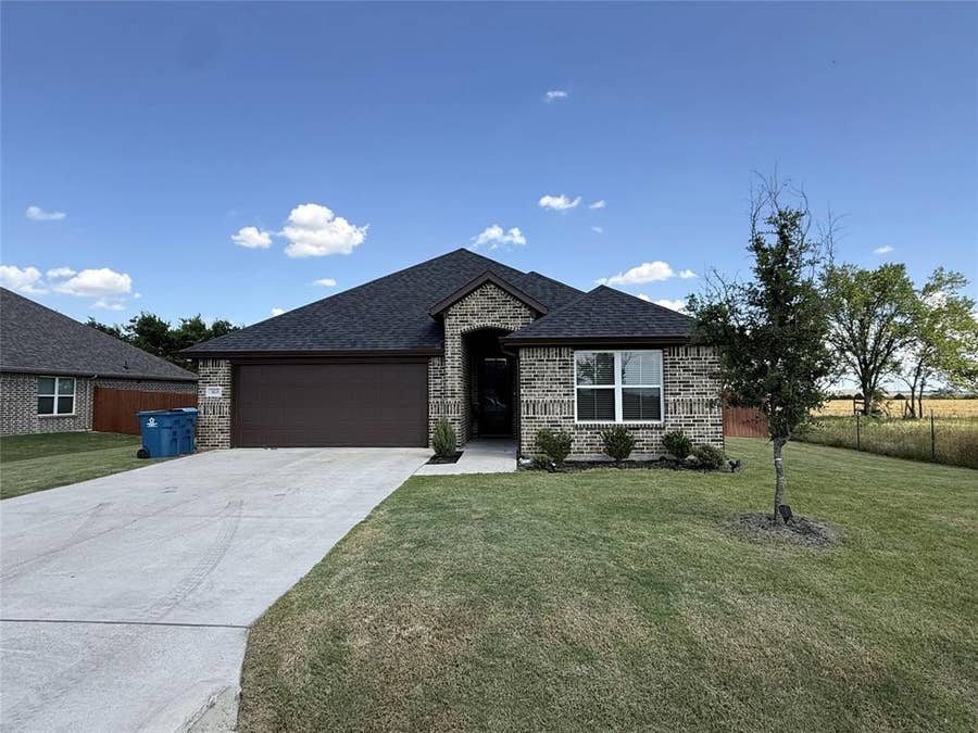Property photo for 323 Cherry Point Drive, Palmer, TX