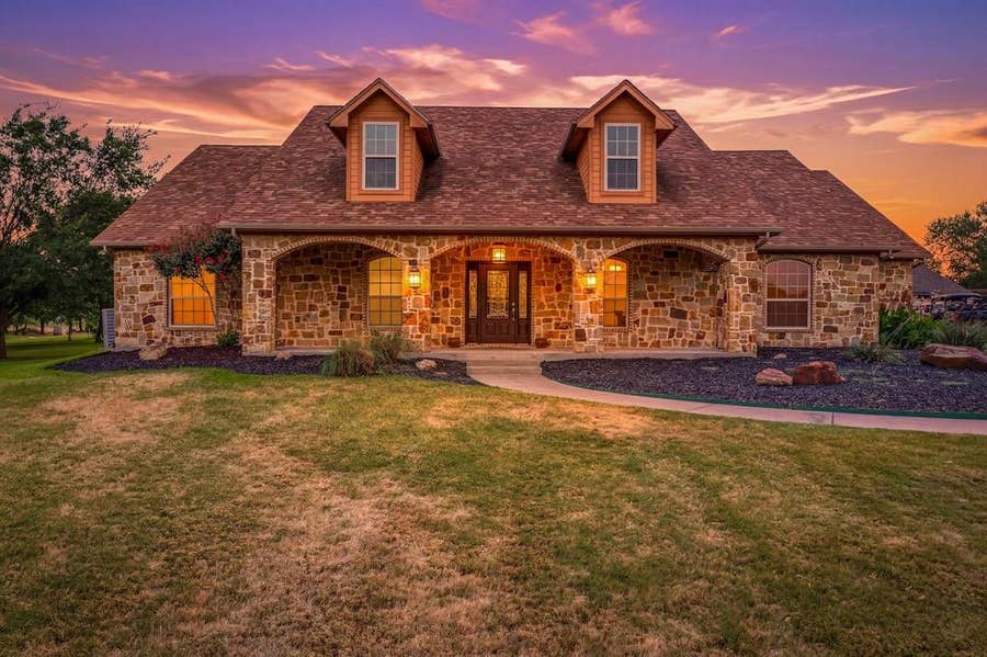 Property photo for 910 Mallard Pointe Drive, Granbury, TX