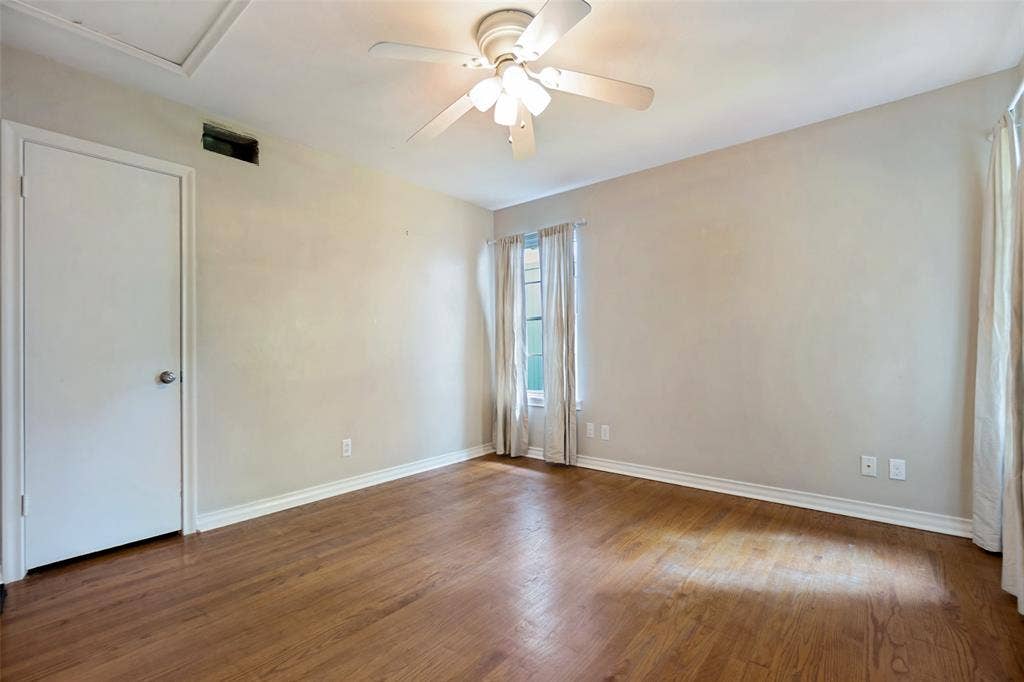 Middle bedroom