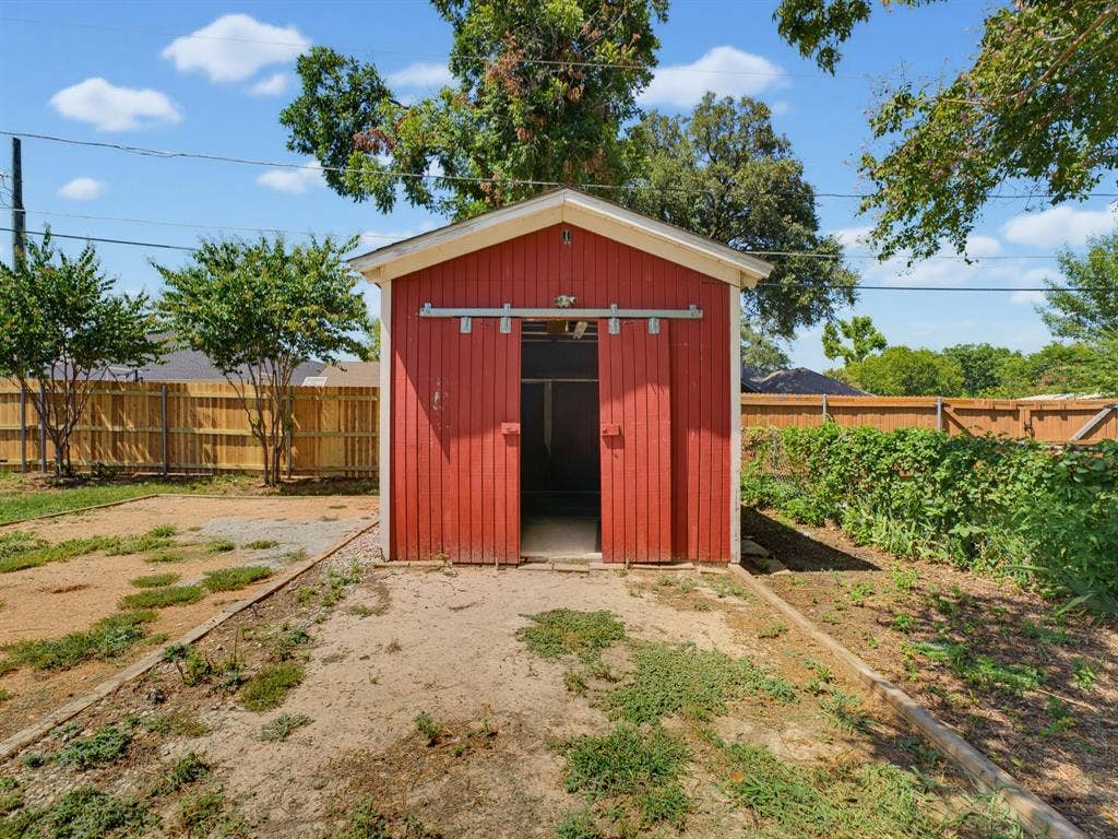 5864 Coleman Street, Westworth Village, TX 76114 Barn/shed with electricity!