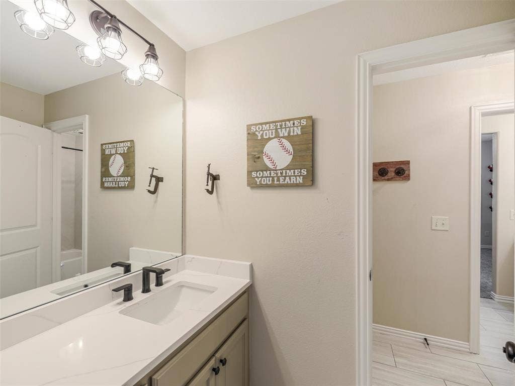 11936 Gladstone Court, Frisco, TX 75035 Jack & Jill bath connects Bedrooms 3 & 4