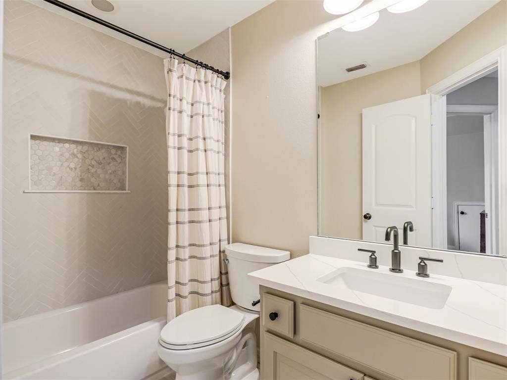 11936 Gladstone Court, Frisco, TX 75035 Full bath adjacent to Bedroom 5
