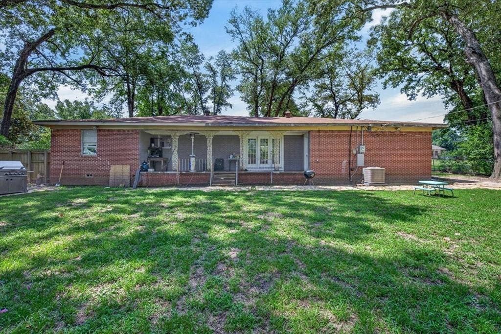 925 Maryland Drive, Athens, TX 75751 Spacious rear yard with mature trees providing overhead canopy