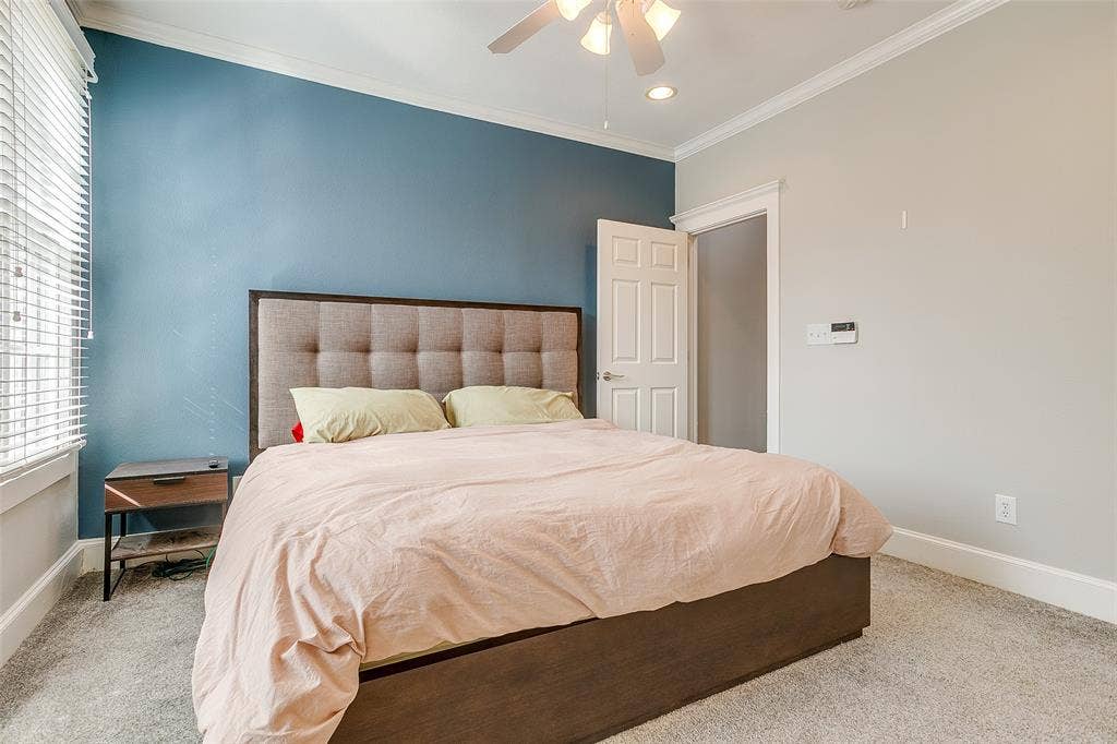 1211 S Adams Street, Fort Worth, TX 76104 Bedroom featuring light gray carpeting, a window with horizontal blinds, a ceiling fan with integrated lighting, recessed lighting, and crown molding