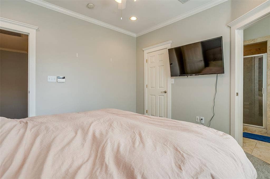 1211 S Adams Street, Fort Worth, TX 76104 Spacious room featuring light-colored walls, crown molding, and recessed lighting