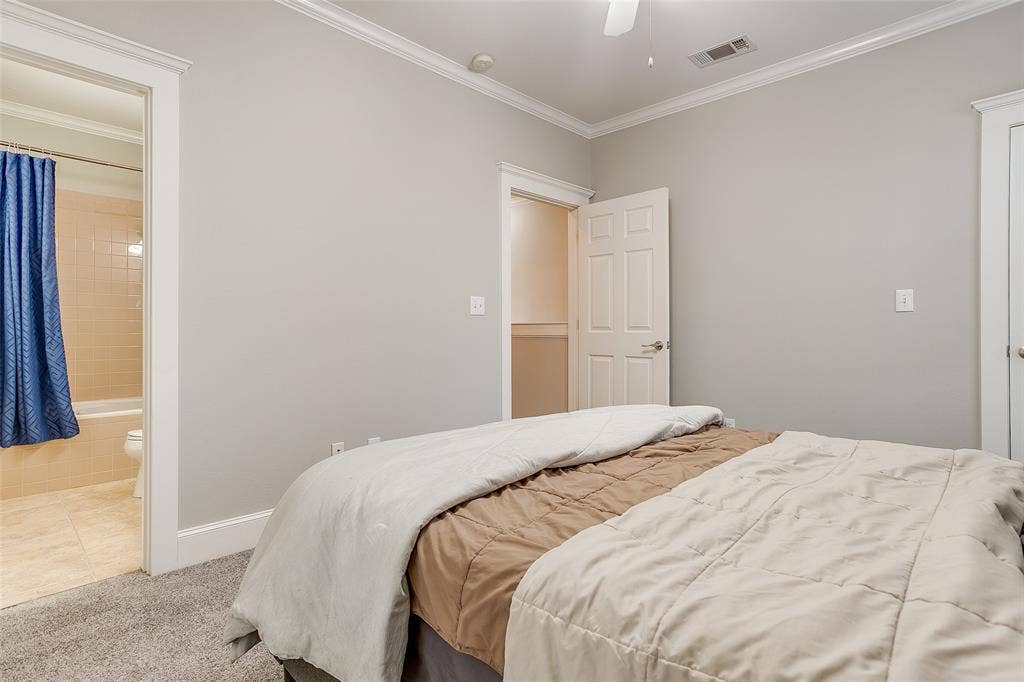 1211 S Adams Street, Fort Worth, TX 76104 Neutral tone wall color with white trim
