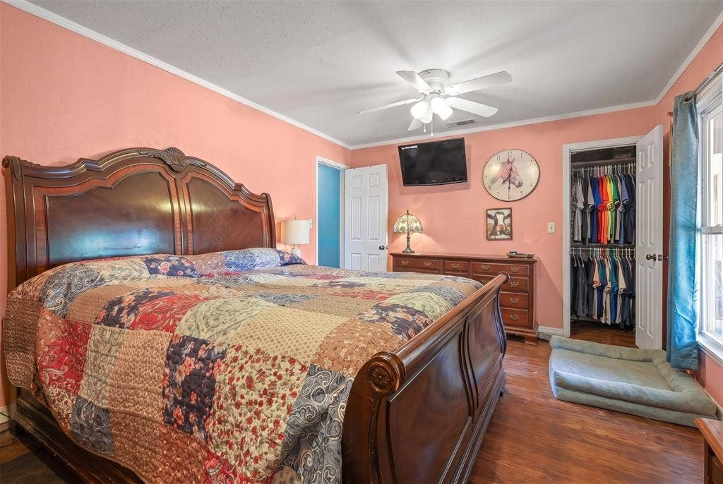 28300 County Road 2100, Kemp, TX 75143 Spacious room featuring wood-finish flooring, a ceiling fan with integrated lighting, and a closet with a bifold door and built-in shelving