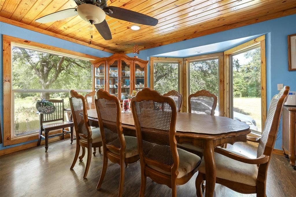 28300 County Road 2100, Kemp, TX 75143 Wood-finish ceiling panels, wood-trim windows, and wood-finish flooring