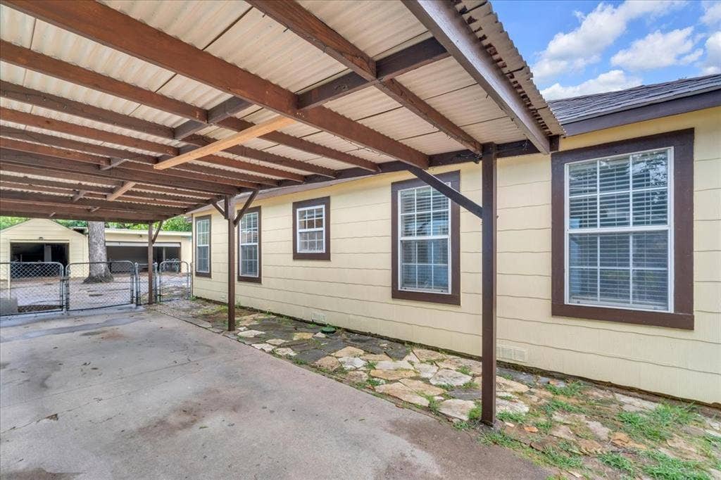1113 Hudgins Avenue, Fort Worth, TX 76111 Covered carport