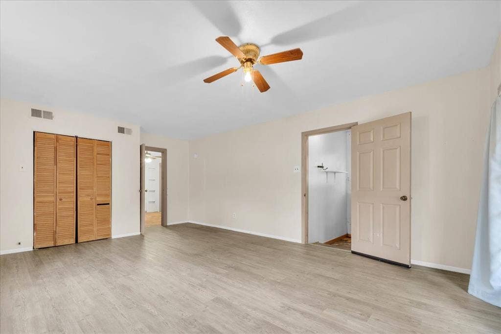 1113 Hudgins Avenue, Fort Worth, TX 76111 Spacious room featuring wood-finish flooring and a ceiling fan