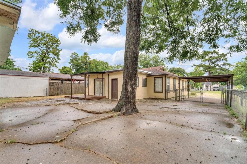 1113 Hudgins Avenue, Fort Worth, TX 76111 1113 Hudgins Avenue, Fort Worth, TX 76111