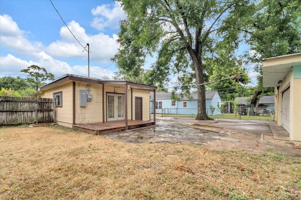 1113 Hudgins Avenue, Fort Worth, TX 76111 1113 Hudgins Avenue, Fort Worth, TX 76111