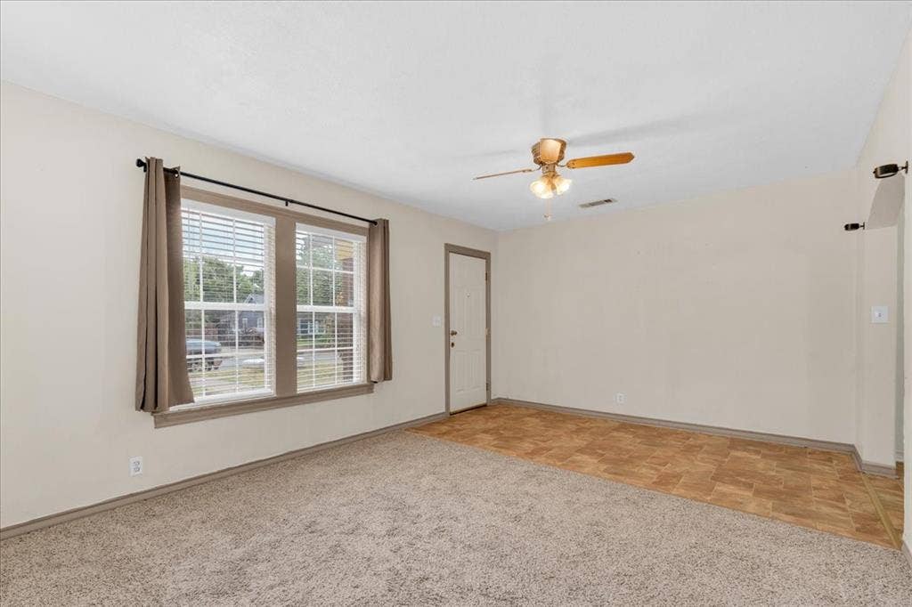 1113 Hudgins Avenue, Fort Worth, TX 76111 Living room
