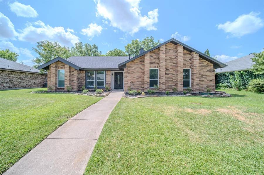 Property photo for 142 Ridgegate Drive, Garland, TX