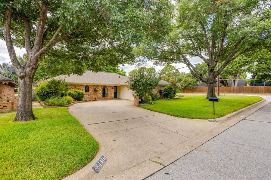 Property photo for 4510 Longacres Court, Arlington, TX