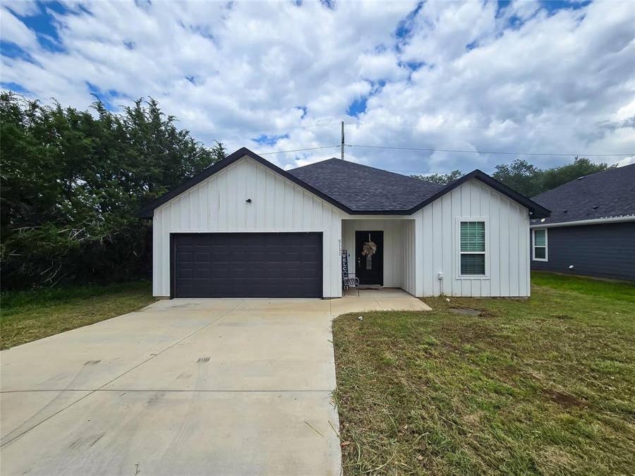 Property photo for 5111 San Marcos Court, Granbury, TX