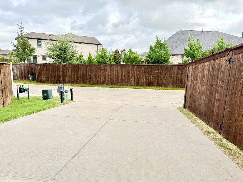 12464 Lost Valley Drive, Frisco, TX 75035 Drive way