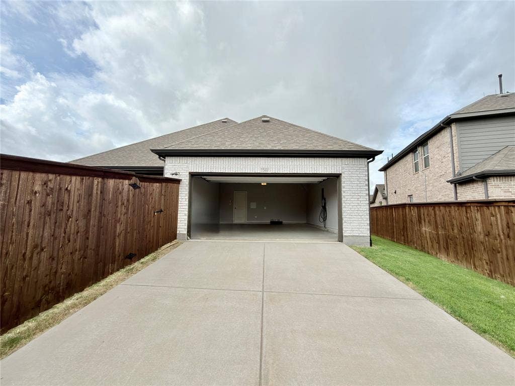 12464 Lost Valley Drive, Frisco, TX 75035 Oversized 2-car garage with EV charger