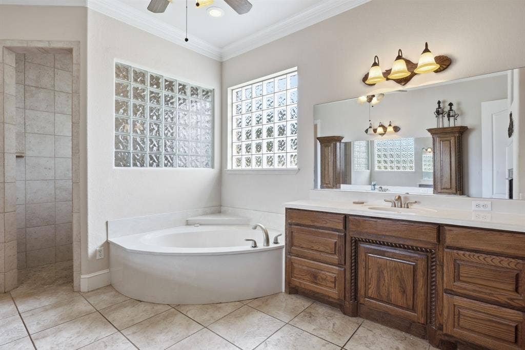5030 Monroe Court, Midlothian, TX 76065 Corner garden tub with surrounding glass block windows