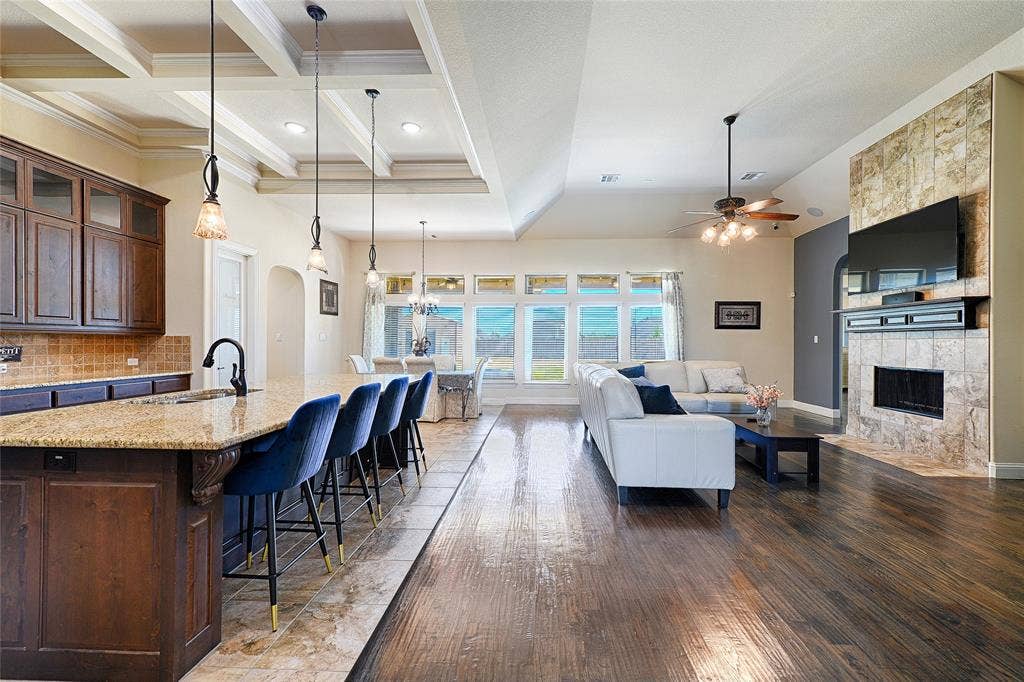 Open concept- Amazing entertaining space