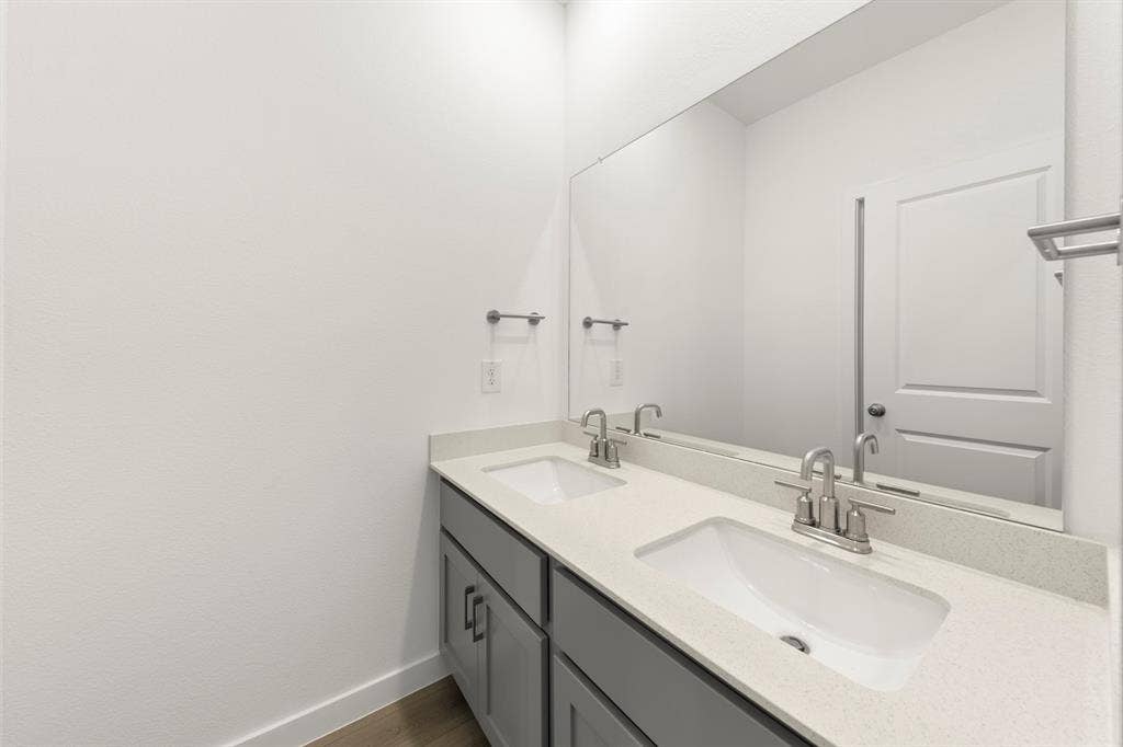 20. 3312 Red Hill - 2ND Bath