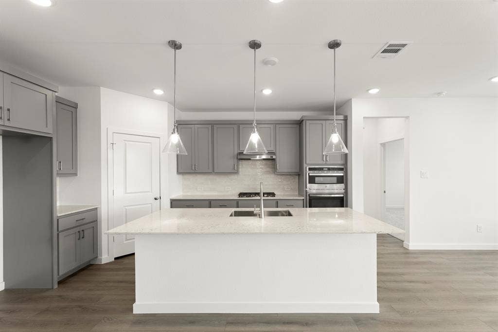 06. 3312 Red Hill - Kitchen