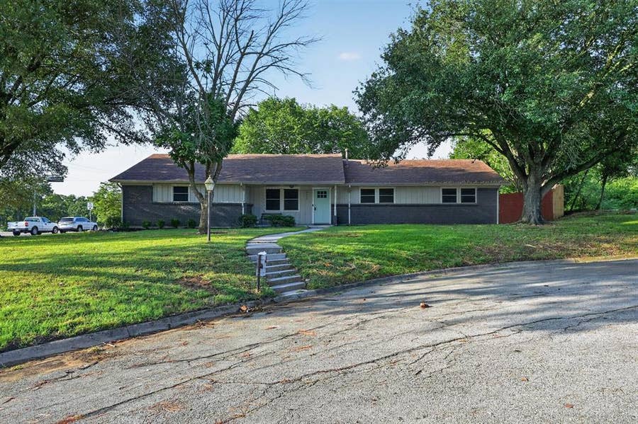 Property photo for 2403 Robin Circle, Denton, TX
