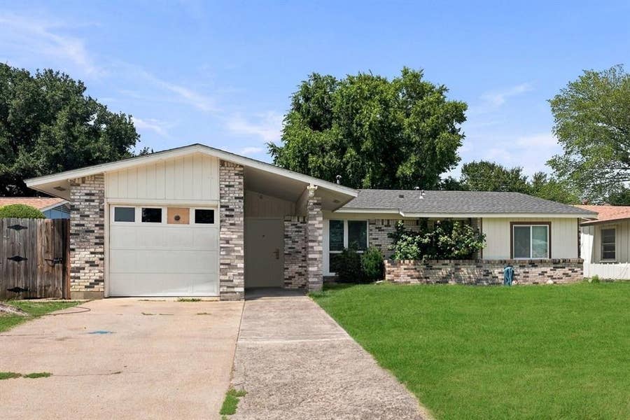Property photo for 2621 Burning Tree Lane, Irving, TX