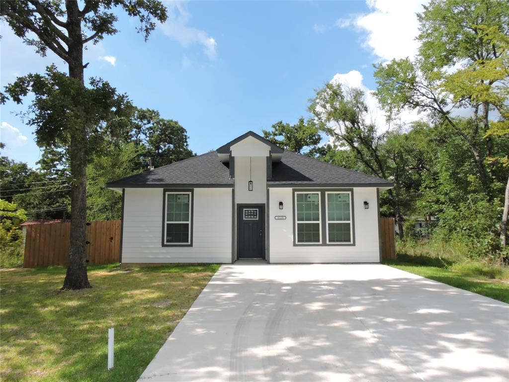 6110 Tejas Drive, Mabank, TX 75156 Contemporary single-story residence with a dark gray shingle roof and white siding
