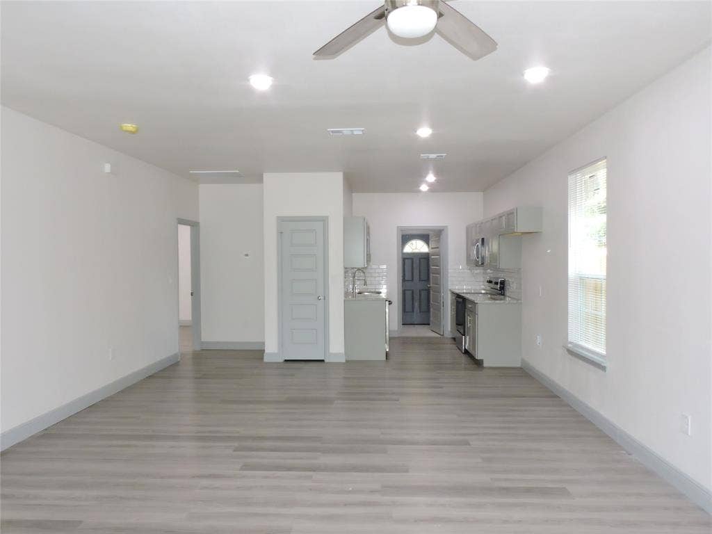 6110 Tejas Drive, Mabank, TX 75156 Open-concept living space featuring wood-finish flooring, recessed lighting, a ceiling fan, and a kitchen area with gray cabinetry and white subway tile backsplash