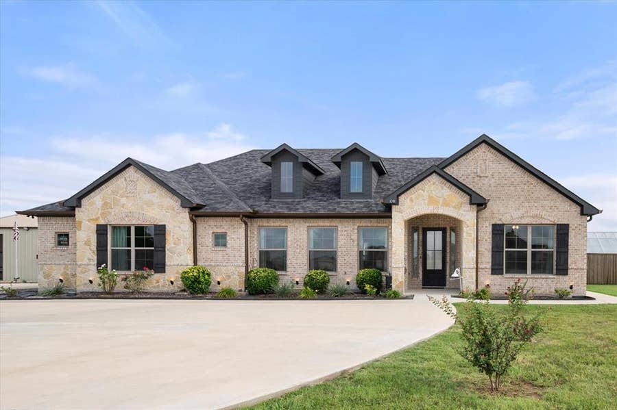Property photo for 170 Grays Creek Circle, Ennis, TX