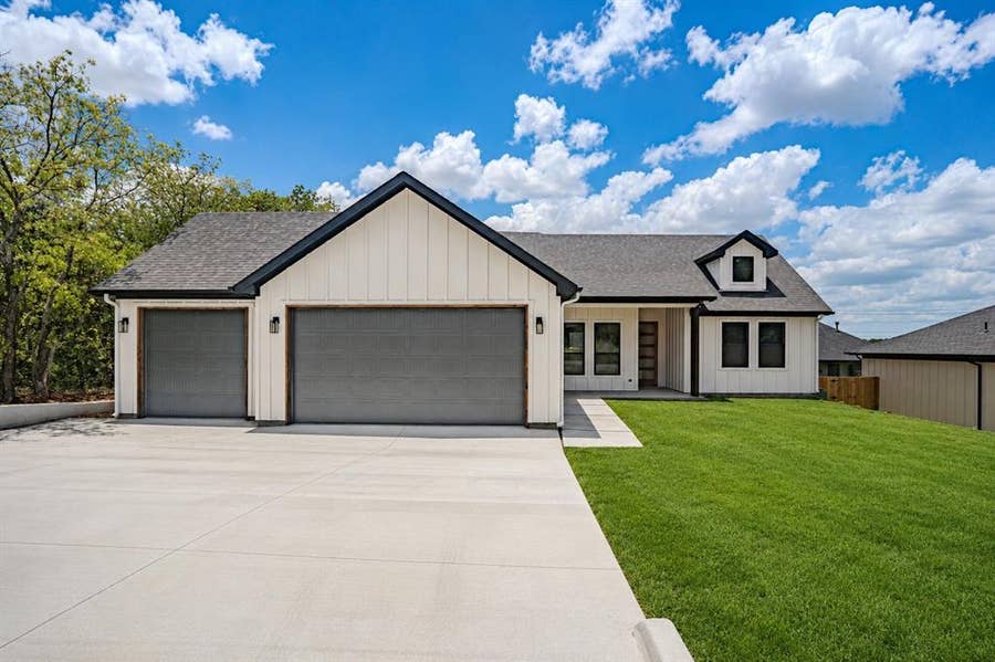 Property photo for 5712 Stonegate Circle, Granbury, TX
