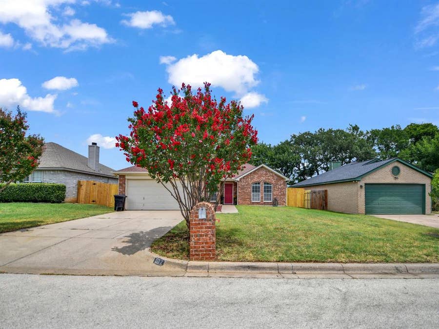 Property photo for 617 Oak View Court, Azle, TX