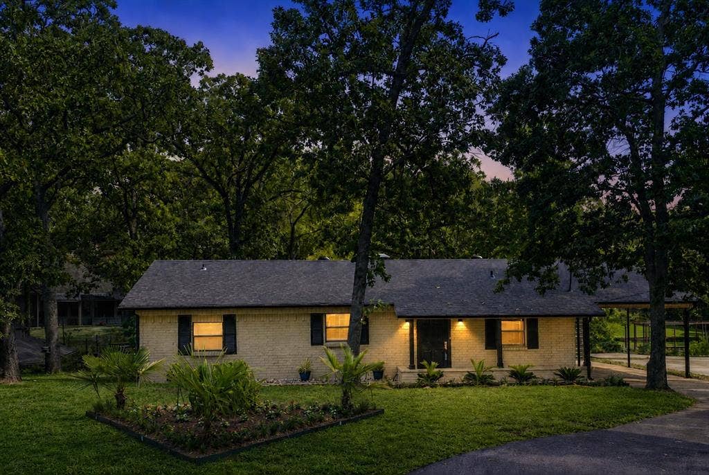 243 Shoreline Drive, Star Harbor, TX 75148 Imagine driving up to your warm and cozy lake house as the sun has begun to set and all is quiet. Cold drinks are being served on the deck and the weekend is ahead of you. Imagine