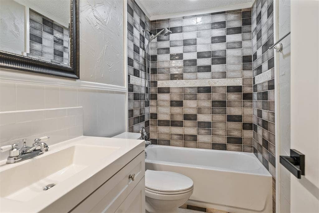 243 Shoreline Drive, Star Harbor, TX 75148 Guest bath is located between the two guest bedrooms. One bedroom has a private door into the bathroom.