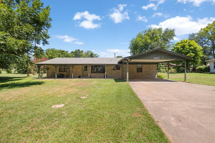 Property photo for 509 Penny Lane, Lindale, TX
