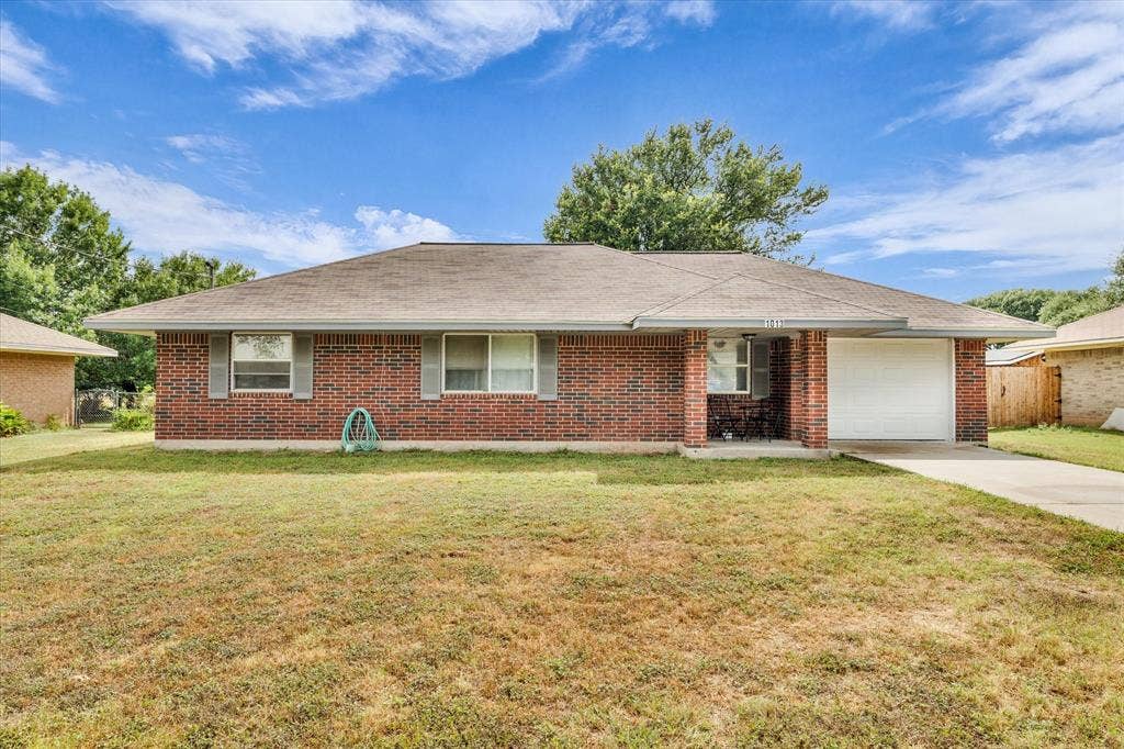 1013 S Madison Street, McGregor, TX 76657 Street View