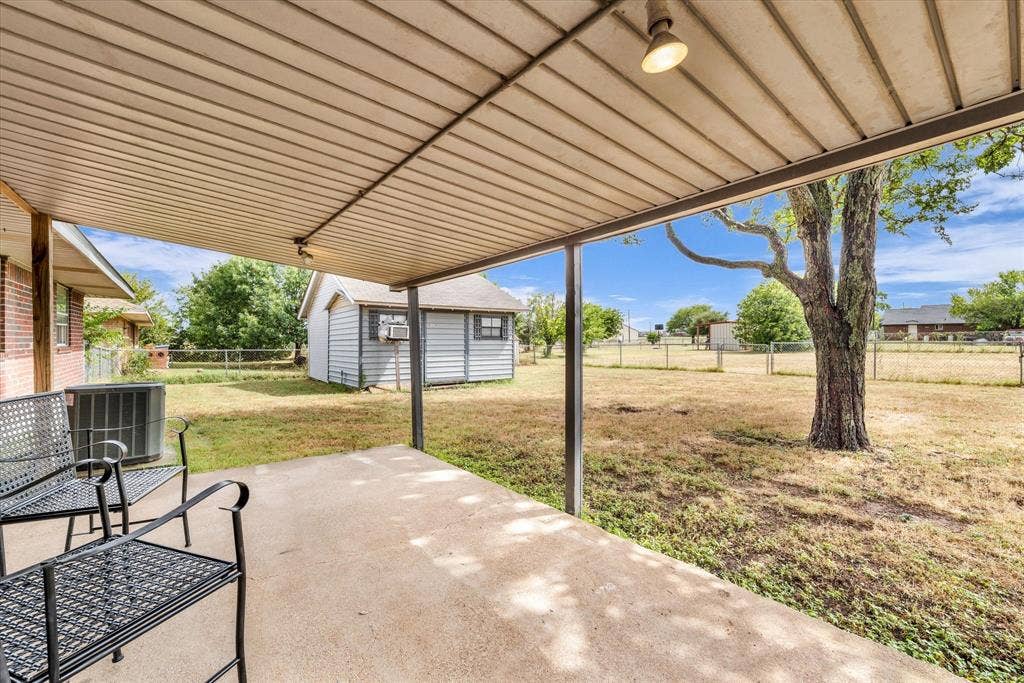 1013 S Madison Street, McGregor, TX 76657 Covered Patio overlooks back yard