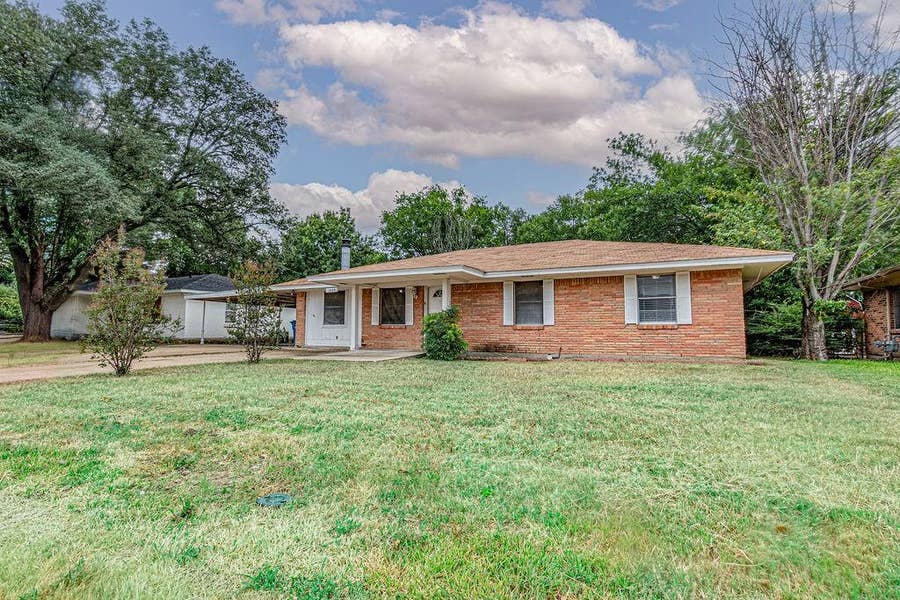 Property photo for 1409 Crestview Drive, Kaufman, TX