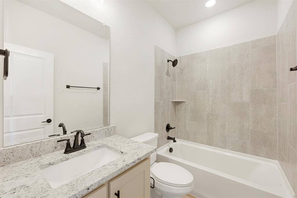 1213 Summer Grove Drive, Midlothian, TX 76065