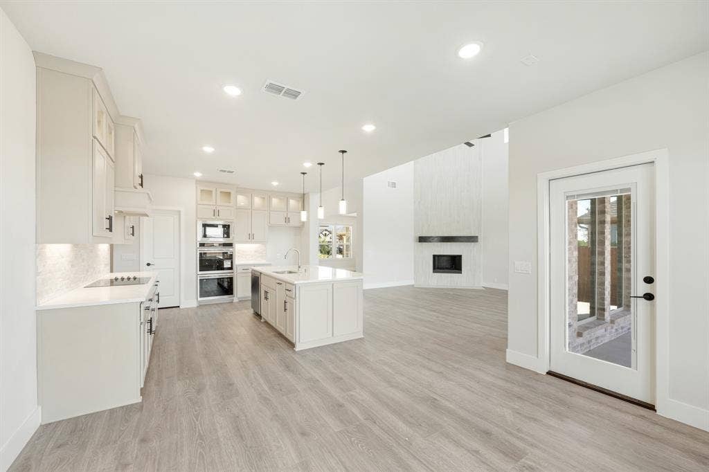 1213 Summer Grove Drive, Midlothian, TX 76065