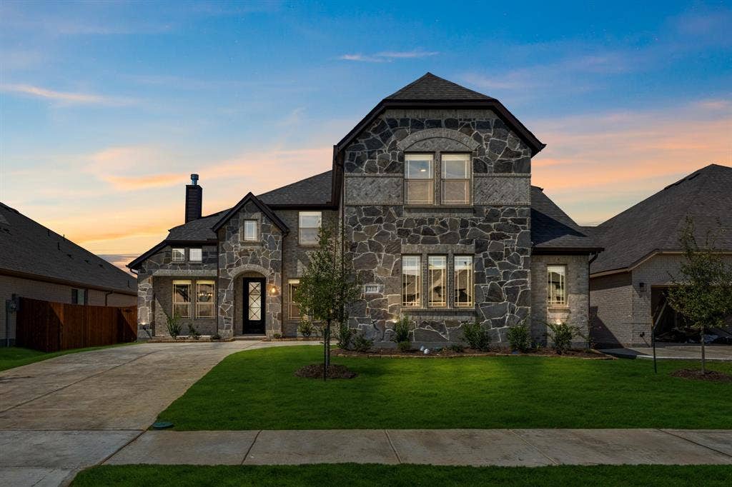 1213 Summer Grove Drive, Midlothian, TX 76065