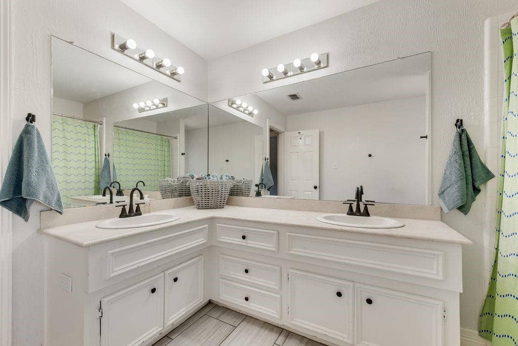 Hall bathroom upstairs.
