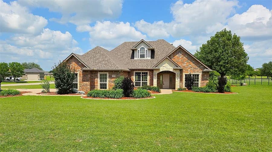 Property photo for 2300 E Emerald Bend Court, Granbury, TX
