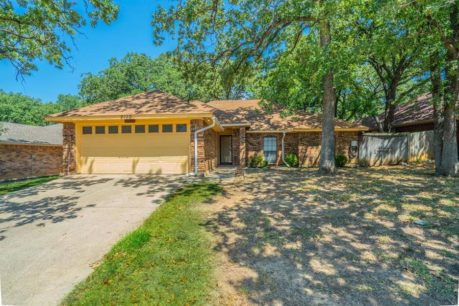 Property photo for 2119 Turf Club Drive, Arlington, TX