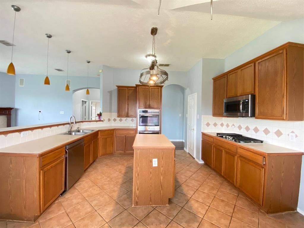 1328 Falcon Hollow, Cedar Hill, TX 75104 Kitchen